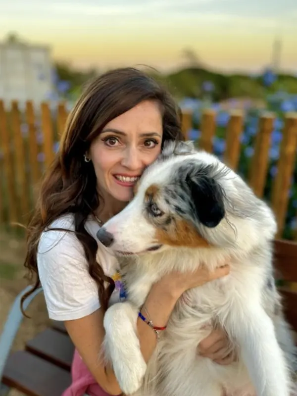 Imagen en primer plano de Marina y su Perro