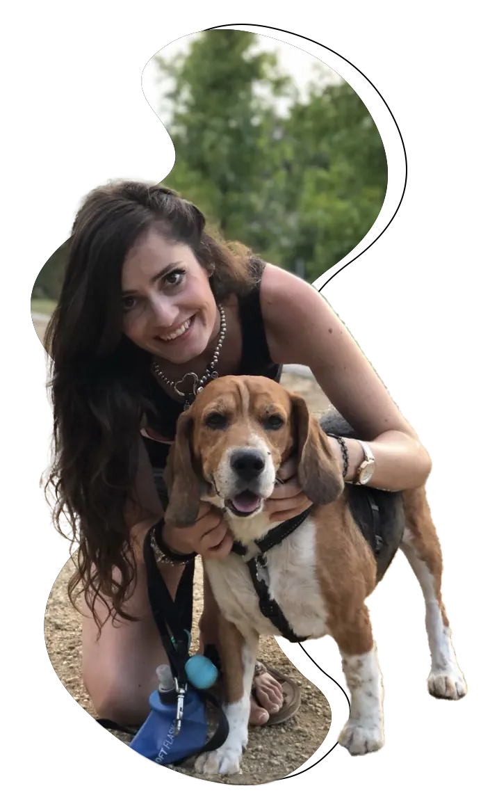 Imagen de Marina y su perro, al fondo un bosque. Toda la imagen está recortada sobre una forma orgánica y parece que se vaya a salir de ella por el efecto.